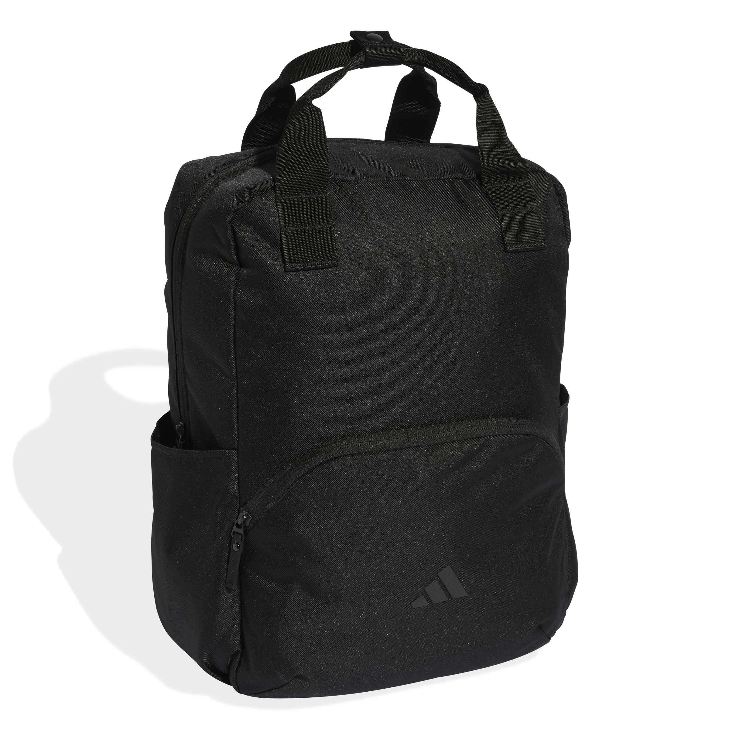 Mochila Adidas Prime preta destacando o logo e o design funcional
